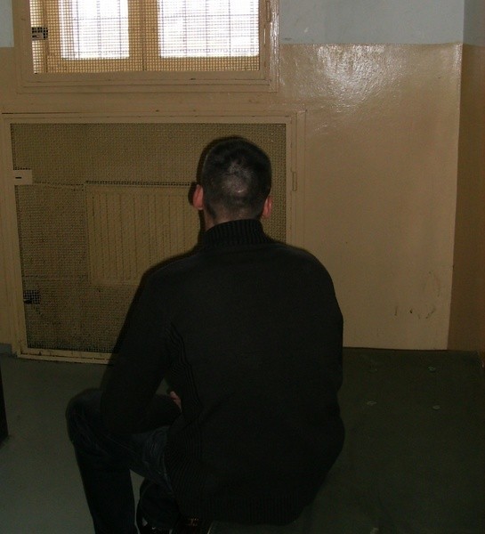 Jeden z zatrzymanych w policyjnym areszcie.