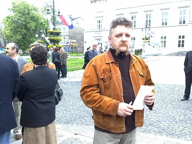 Jarosław Witczak zaraz po pochodzie zabrał się za zbieranie podpisów.