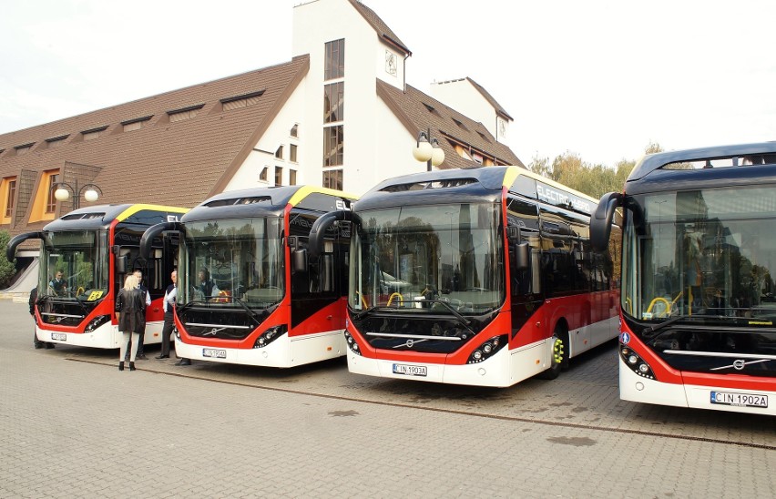 Pierwsze cztery z szesnastu nowych autobusów miejskich...