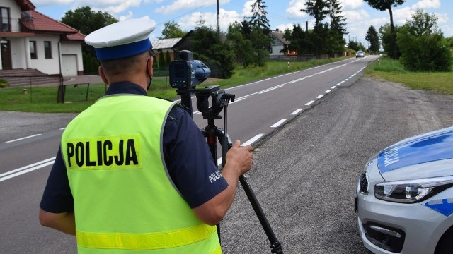 Policjanci z Lipska mierzyła prędkość z pomocą mobilnego miernika.