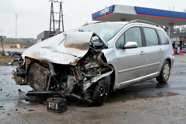 W Wituni zderzyły się dwa samochody osobowe: volvo i peugeot