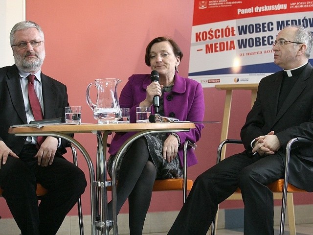 Trójka głównych prelegentów: Marcin Przeciszewski, dyrektor Katolickiej Agencji Informacyjnej, Ewa Czaczkowska, dziennik "Rzeczpospolita&#8221;, ks. dr Józef Kloch, rzecznik Konferencji Episkopatu Polski.