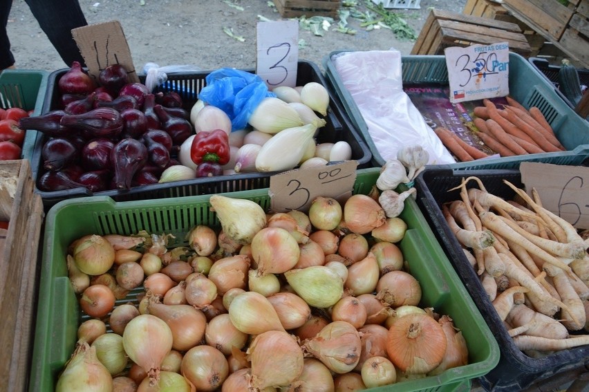 Na sobotnim targu w Stalowej Woli spiekota, dużo owoców i warzyw [FOTO]