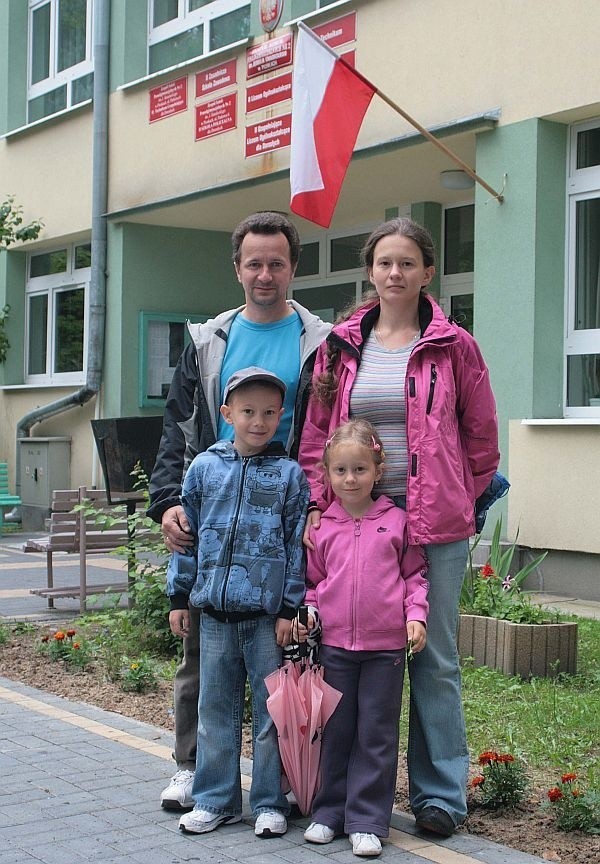 Katarzyna i Wiesław Gołębiowscy wraz z dziećmi &#8211; Kacprem i Emilką chwilę po wyjściu z lokalu wyborczego w Pionkach.