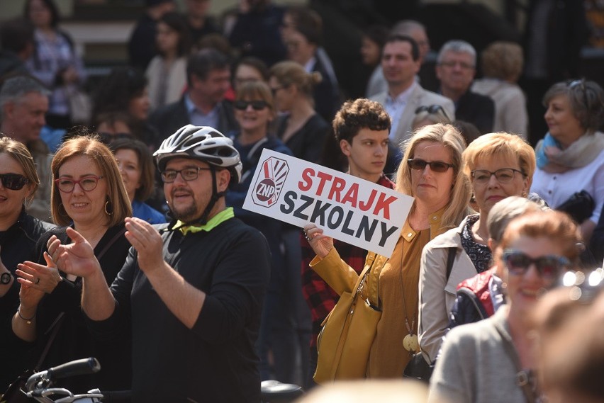 W Toruniu odbył się wiec poparcia dla nauczycieli, którzy...