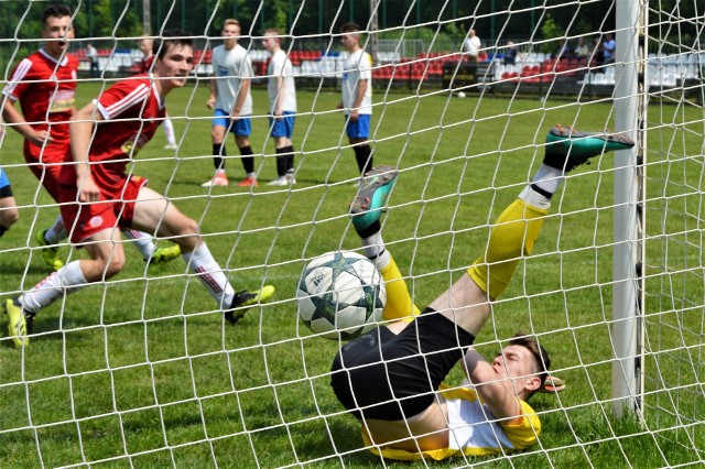 Soła Oświęcim - Dąb Paszkówka 2:6 w małopolskiej lidze juniorów młodszych. Oświęcimianie (czerwone stroje) po strzeleniu pierwszej bramki przed Dawida Płonkę, ruszyli do przodu, ale niemal każda kontra rywali kończyła się stratą gola.