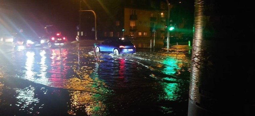 Nowy Targ. Intensywna ulewa zalała miasto. Główna ulica w mieście znalazła się pod wodą 