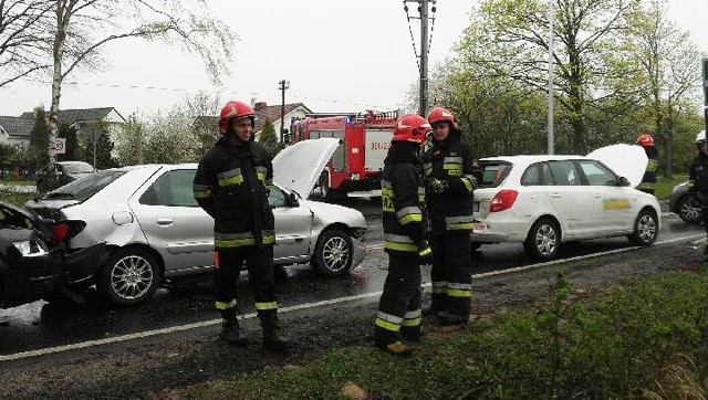 Do wypadku doszło w środę (12 kwietnia) w Kłodawie, tuż przy tablicy z napisem Gorzów. Dwie osoby zostały przewiezione do szpitala.Ze wstępnych ustaleń wynika, że kierowca audi nie zdążył zahamować i uderzył w tył citroena. Siła uderzenia była na tyle duża, że pchnięty citroen wpadł na skodę, która uderzyła jeszcze w tył peugeota.Na miejsce przyjechali strażacy oraz pogotowie ratunkowe. Dwie ranne osoby zostały przewiezione do szpitala.Zobacz też: Lubuskie czarne punkty. Te miejsca lepiej omijać [MAPA]Zobacz też: Tragiczny wypadek na S3. Zginęło sześć osób. Jechali do pracy