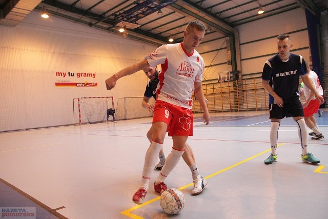 12. kolejka PAAK Starodębska Futsal Liga. Mecz Geberit -Anwil 6:4Bramki: Artur Wojnowski 3, Konrad Sobolewski 2, Daniel Dorsz - Waldemar Zakrzewski 2, Dariusz Wienconek, Mateusz Florkiewicz.Żółte kartki: Zbigniew Glonek - Tomasz Mejer i Dariusz WienconekPAAK Starodębska Futsal Liga we Włocławku. Mecz Geberit - Anwil