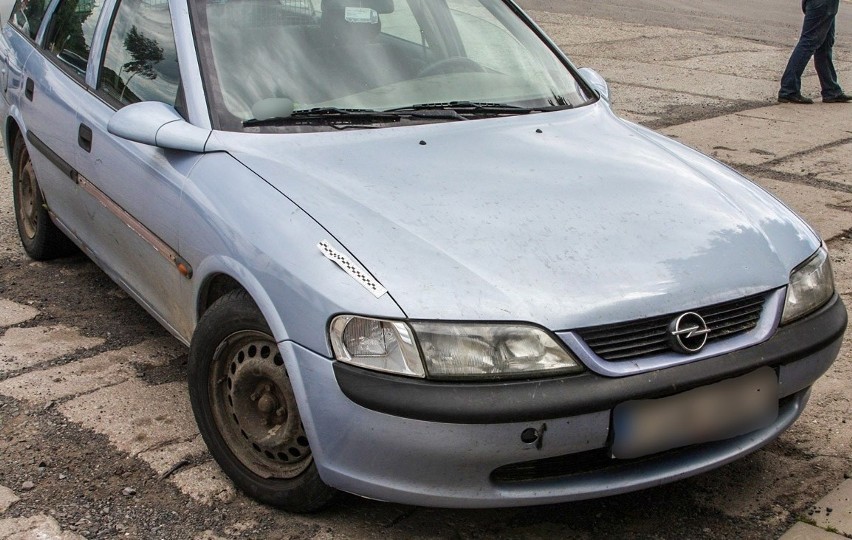 Policjant na urlopie rozpoznał na parkingu przy sklepie...