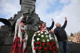 Kwiaciarki z Rynku Głównego złożyły kwiaty pod pomnikiem Adama Mickiewicza w dniu jego imienin ZDJĘCIA