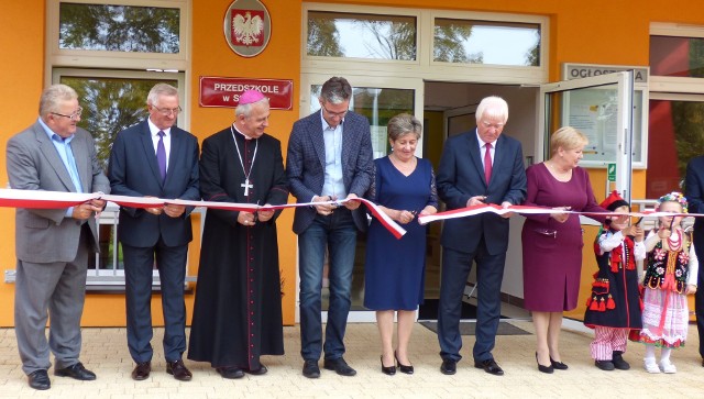 W piątek otwarto uroczyście nowy budynek przedszkola w Stopnicy. Biało-czerwoną wstęgę ciął także biskup kielecki Jan Piotrowski.