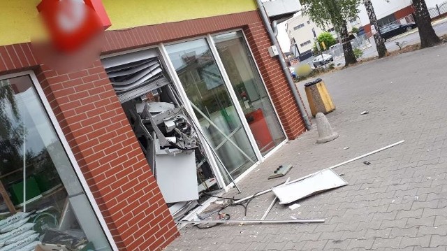 W nocy z poniedziałku na wtorek przy ul. Konradowskiej we Wschowie wybuchł bankomat. Wiadomo, że sprawcom eksplozji udało się ukraść pieniądze. To już kolejne takie zdarzenia w tej okolicy. Zobacz więcej zdjęć ----->