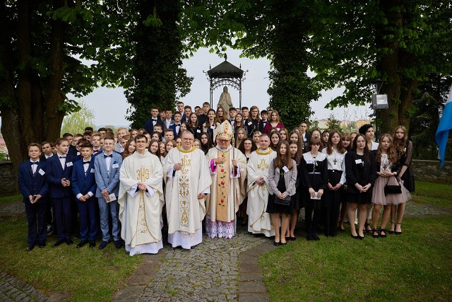 Bierzmowanie w parafii w Małogoszczu. Sakramentu udzielał ksiądz Arcybiskup Henryk Jagodziński, Nuncjusz Apostolski w Ghanie.