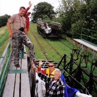 Część trasy w Kanale Elbląskim pokonuje się płynąc, a właściwie jadąc na wózkach. Od lewej Jerzy Stawecki, Daniel Pabich, Zygmunt Bednarz i Alfred Gąsior.