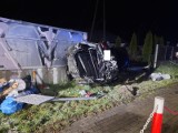 Groźny wypadek na rondzie w Jurkowie. Kierowca hondy wypadł z jezdni, skosił latarnię, znaki i wylądował na ekranach akustycznych