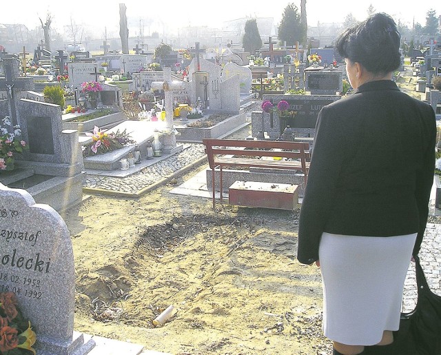 Na nowogardzkim cmentarzu, gdzie blisko 20 lat spoczywała pani Antonina, jest teraz puste miejsce po jej grobie.