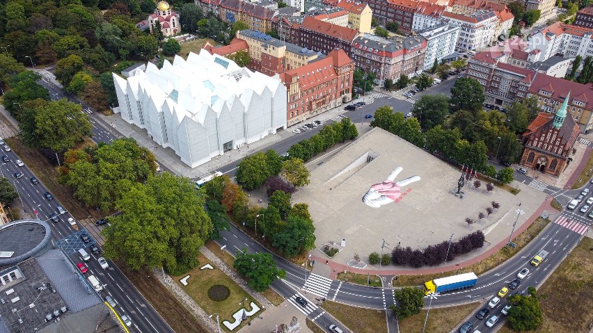 Jubileuszowy mural na dachu "Przełomów". Dopiero widok z góry pozwala docenić jego piękno