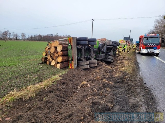 Kolizja w miejscowości Dąbrowa. Ciężarówka przewróciła się do rowu.