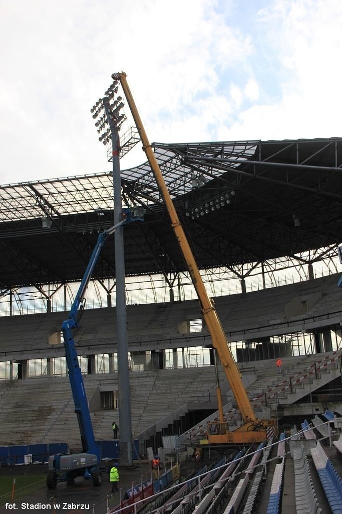 Budowa stadionu Górnika Zabrze: Stare maszty zdemontowane [ZDJĘCIA]