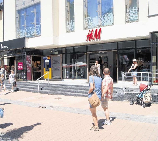 Schody przy budynku H&M stoją nielegalnie i nikt za nie  płaci