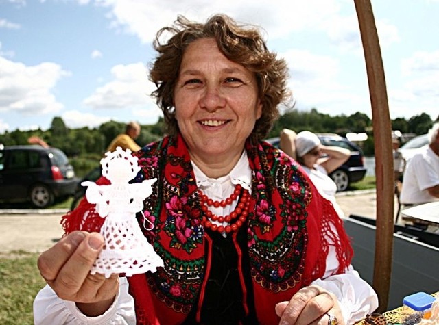 Wśród wyrobów rękodzieła będzie można dostać białe aniołki na szczęście. Robi je Władysława Drachal z Kozienic, która od 10 lat zajmuje się koronkarstwem i haftem gobelinowym.