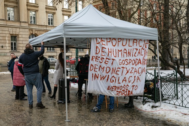 Namiot został rozstawiony w rejonie Barbakanu. Zebrały się tam osoby, które nie wierzą w pandemię koronawirusa