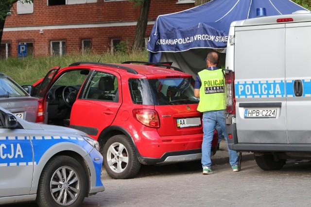 Martwy mężczyzna został znaleziony w zaparkowanym samochodzie na ukraińskich numerach