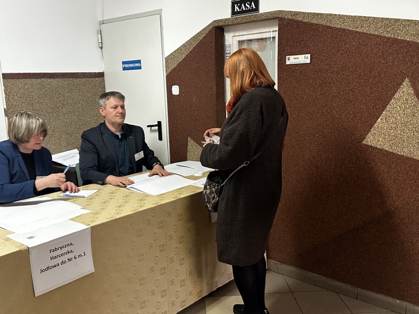 Trwa druga tura wyborów samorządowych 2024 w mieście i gminie Suchedniów w powiecie skarżyskim. Zobacz jak przebiega głosowanie