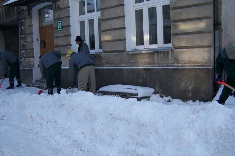 Więźniowie odśnieżają ulice i drogi na Lubelszczyźnie (FOTO)