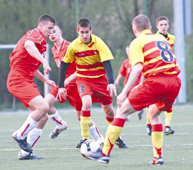 Juniorzy starsi drugiego zespołu Jagiellonii Białystok (żółto-czerwone stroje) wygrali 11:0 z Dębem Dąbrowa Białostocka