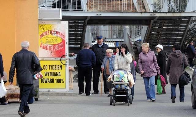 Na Wyżynach w pobliżu targowiska nie mamy gdzie się spotykać - narzekają emeryci