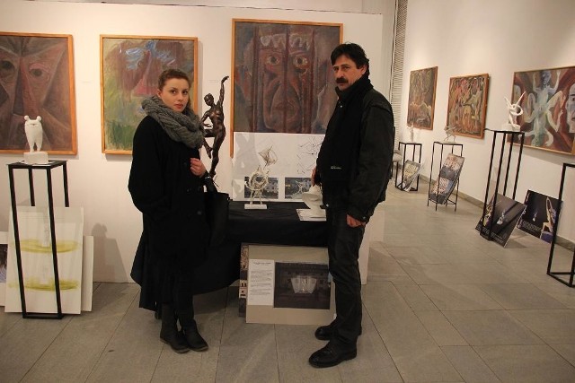 Jacek Szpak i Katarzyna Szpak przy swojej rzeźbie podczas wernsiażu w Domu Artysty Plastyka w Warszawie
