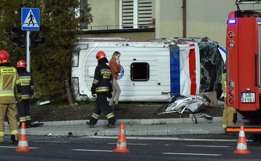 Do poważnego wypadku karetki i samochodu osobowego doszło na...