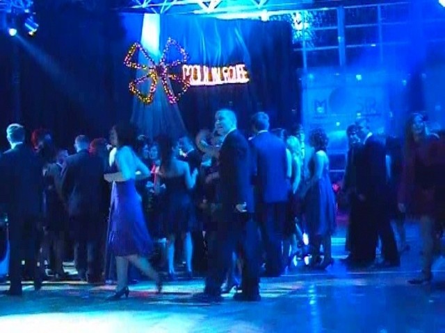 Studniówka maturzystów z IV LO w Zielonej Górze niczym zabawa w słynnym Moulin Rouge.