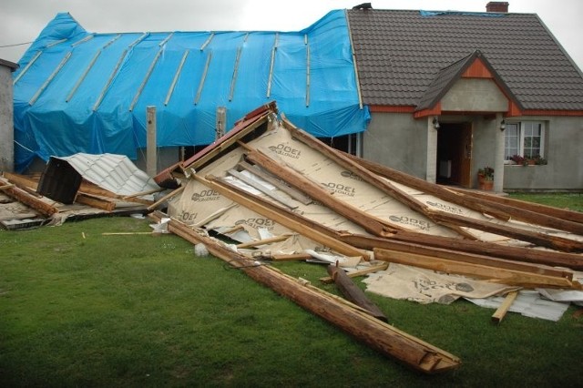 W Rąpinie w gminie Drezdenko wiatr zerwał dach z domu państwa Augustyniaków