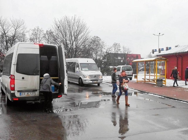 Obecnie mieszkańcy Olkusza i Wolbromia mogą jeździć do Krakowa wyłącznie busami. Dodatkowe autobusy to, ich zdaniem, świetne rozwiązanie. Na zdj. przystanek pod Supersamem w Olkuszu