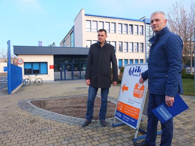 Marcin Stankiewicz i Przemysław Pytlik z Nowoczesnej przed siedzibą spółki WiK.