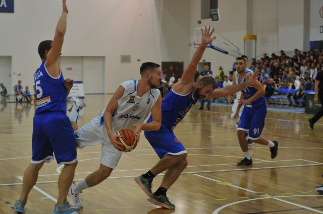 Filip Struski (z piłką) zdobył 16 punktów i był najskuteczniejszym zawodnikiem Biofarmu Basket Poznań