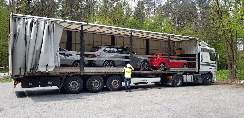 Litwin przemycał skradzione auta do dziupli samochodowej