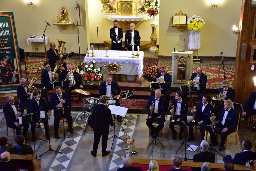 W kościele w Ropicy Polskiej odbył się koncert z okazji rocznicy pontyfikatu św. Jana Pawła II oraz męczeńskiej śmierci bł. ks. Popiełuszki