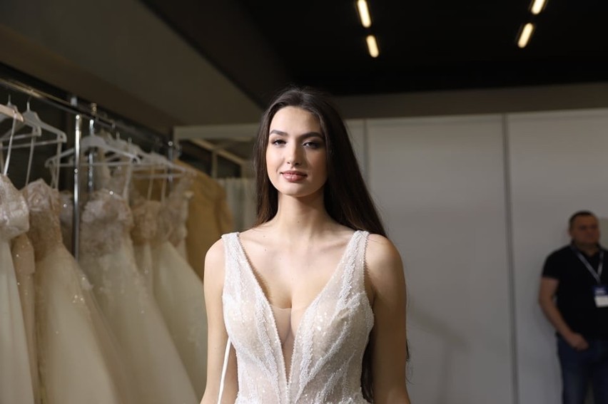 Miss Polski 2020 Anna Maria Jaromin prezentuje suknię na Targach Ślubnych w Kielcach! Zobacz zdjęcia