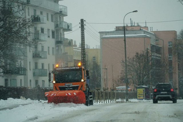 Kiedy w środę późnym wieczorem zaczął padać śnieg w Poznaniu, na ulicę wyjechał sprzęt odśnieżający. Jak informuje poznański ZDM, najpierw śnieg został usunięty z dróg "o znaczeniu strategicznym".