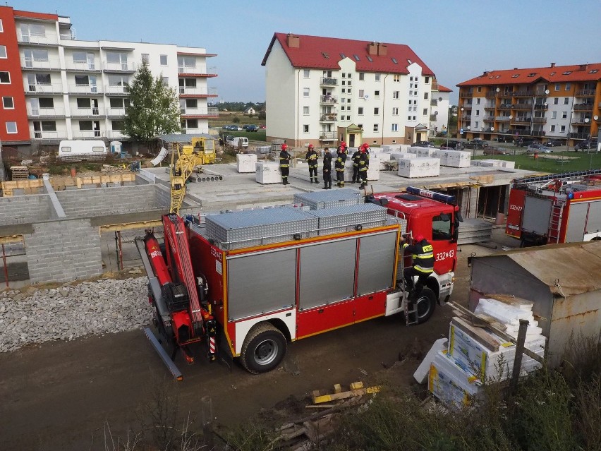 Tragedia w Koszalinie. Dźwig przewrócił się na robotnika [zdjęcia, wideo] 