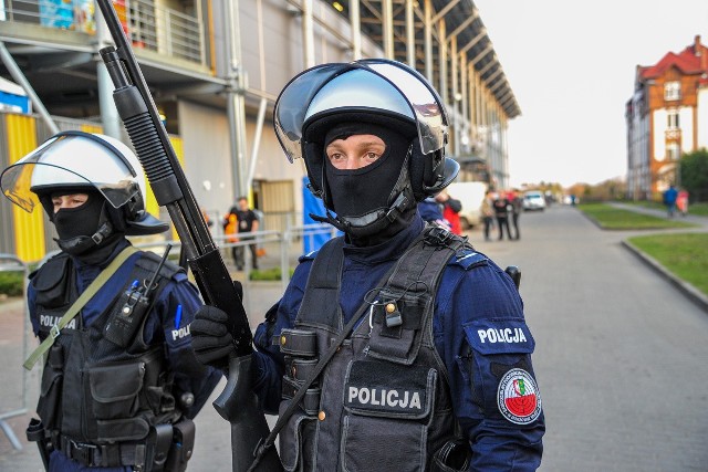 Policjanci z Gorzowa Wielkopolskiego wspierani przez funkcjonariuszy z innych lubuskich jednostek zabezpieczali w niedzielę (8 kwietnia) rozpoczęcie sezonu żużlowego.