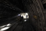 Wstrząs w kopalni Bielszowice zasypał górników. Jeden uratowany. Ratownicy znaleźli drugiego górnika. Bez oznak życia