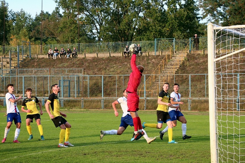 Trzy bramki Bartosza Sota i pewna wygrana Granatu Skarżysko w derbach z Orliczem Suchedniów. Zobaczcie zdjęcia z meczu i kibiców