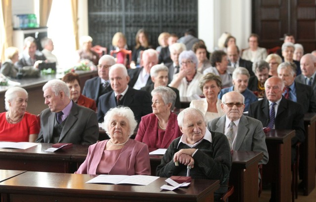 Seniorzy z Łodzi napisali list otwarty do prezydent Hanny Zdanowskiej. Na zdjęciu: uroczystość odznaczenia medalami za długoletnie pożycie, maj 2013.