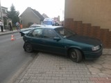 Wypadek w Zdunach: Samochód wbił się w budynek! [ZDJĘCIA]