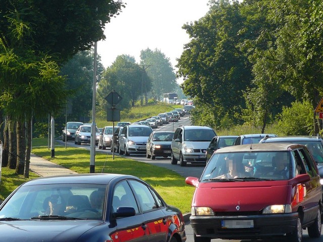 Tak w sezonie letnim wygląda przejazd przez Bobolice, nowe ronda mają to zmienić.